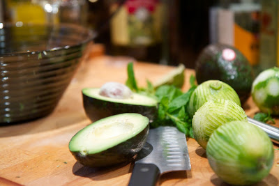 Avokado ja limejä kuorittuna