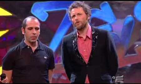 Il Fannullone Checco Zalone Reinterpreta Baciami Ancora