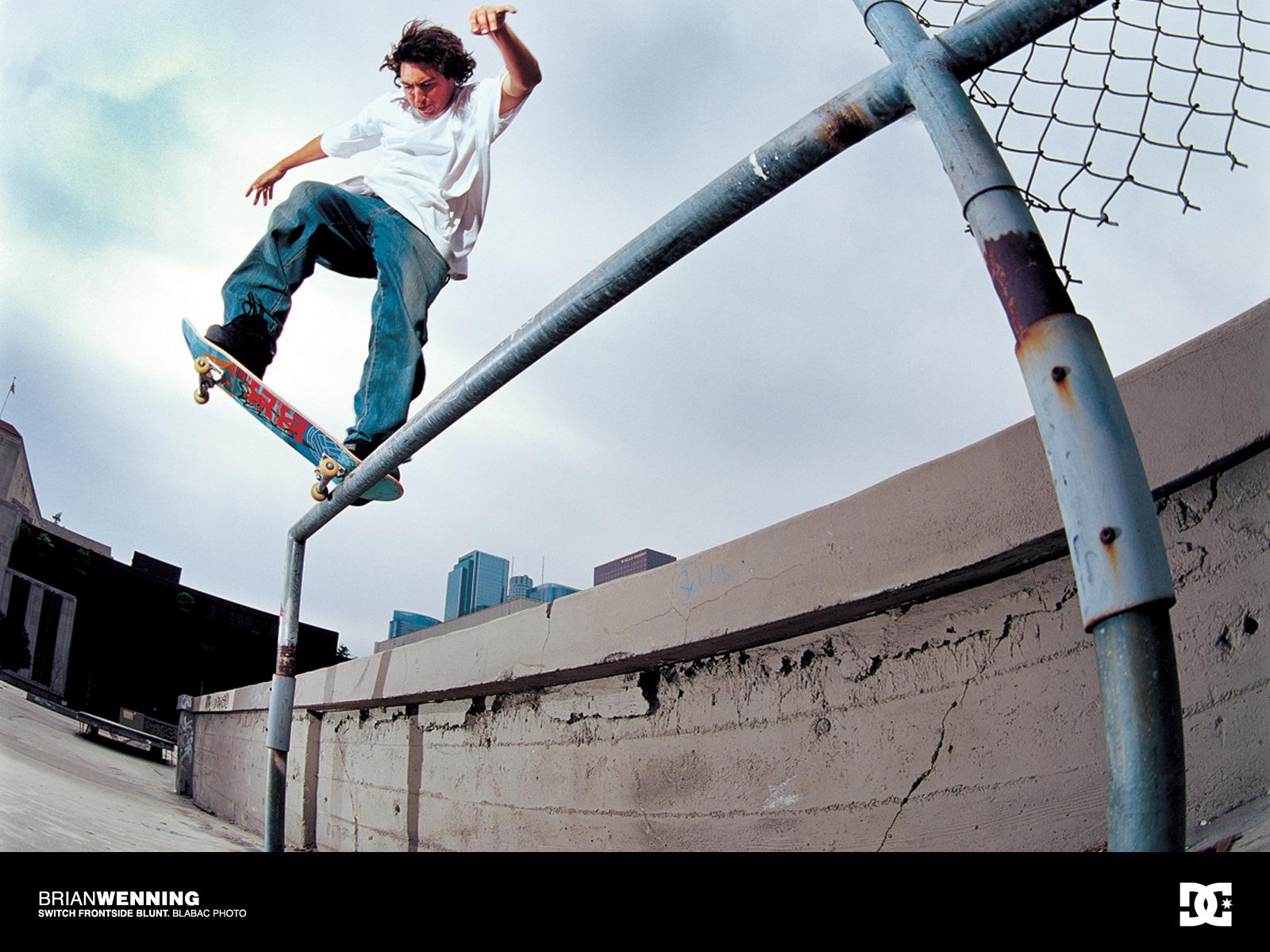 http://4.bp.blogspot.com/_lTuLGFn_qac/TEXTMLgM0LI/AAAAAAAAAO4/VwqAdpPvgMQ/s1600/DC_Wenning_sw_front_blunt-554972.jpg
