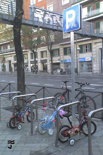 Bicicletas infantiles aparcadas