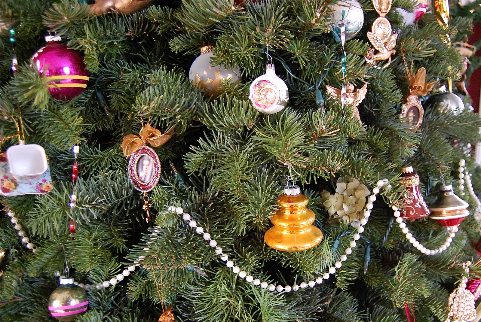 saltbox treasures A Victorian Christmas Tree
