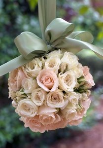 http://4.bp.blogspot.com/_lZ7CtNlj3xg/TDuJRj4UsiI/AAAAAAAABpg/mDYQsGzfYTM/s1600/prvFlower+girl%27s+pomander.jpg