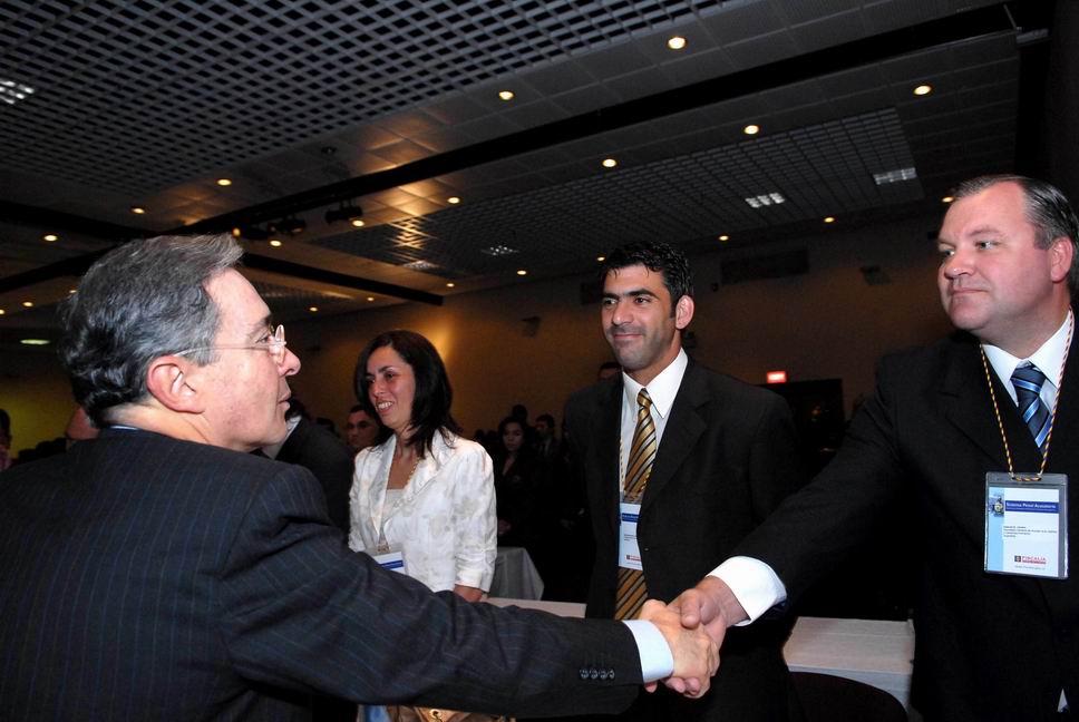[Redimensionamiento+de+ReexposiciÃ³n+deUribe.jpg]