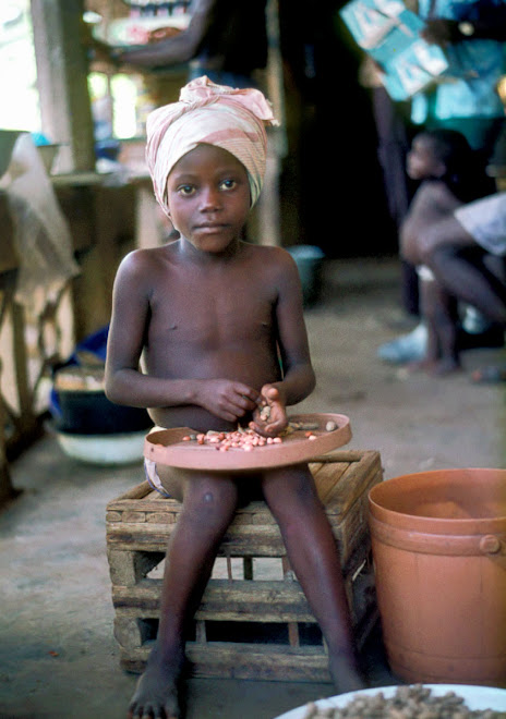 Hokey "Kpokpoi" shelling peanuts - Dama Rd in Kenema