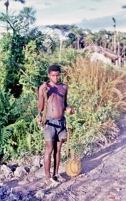 Mapalma - palm wine saleman near Foindu (Nongowa)