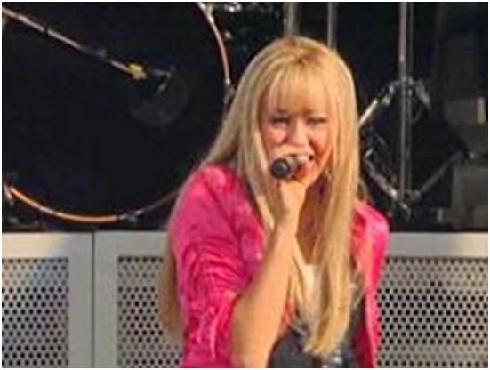 [hannah-montana-nobodys-perfect-dcgames-28-august-07-preview-pic.jpg]