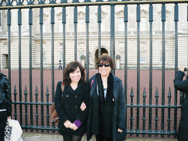 Ladies in front of Buckingham Palace