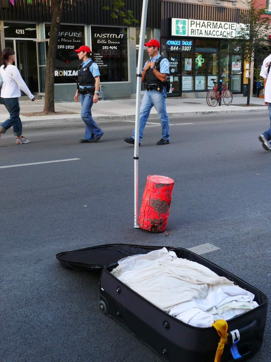 [colcha+en+maleta+policias+en+jeans.jpg]