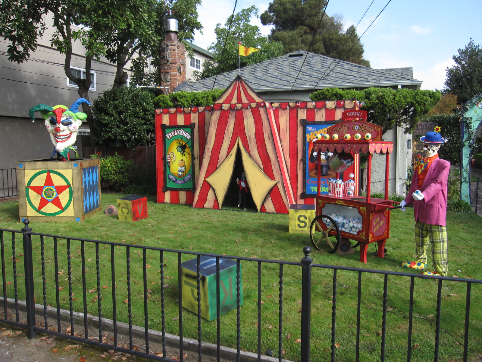 Live Alameda Halloween displays that catch my eye.