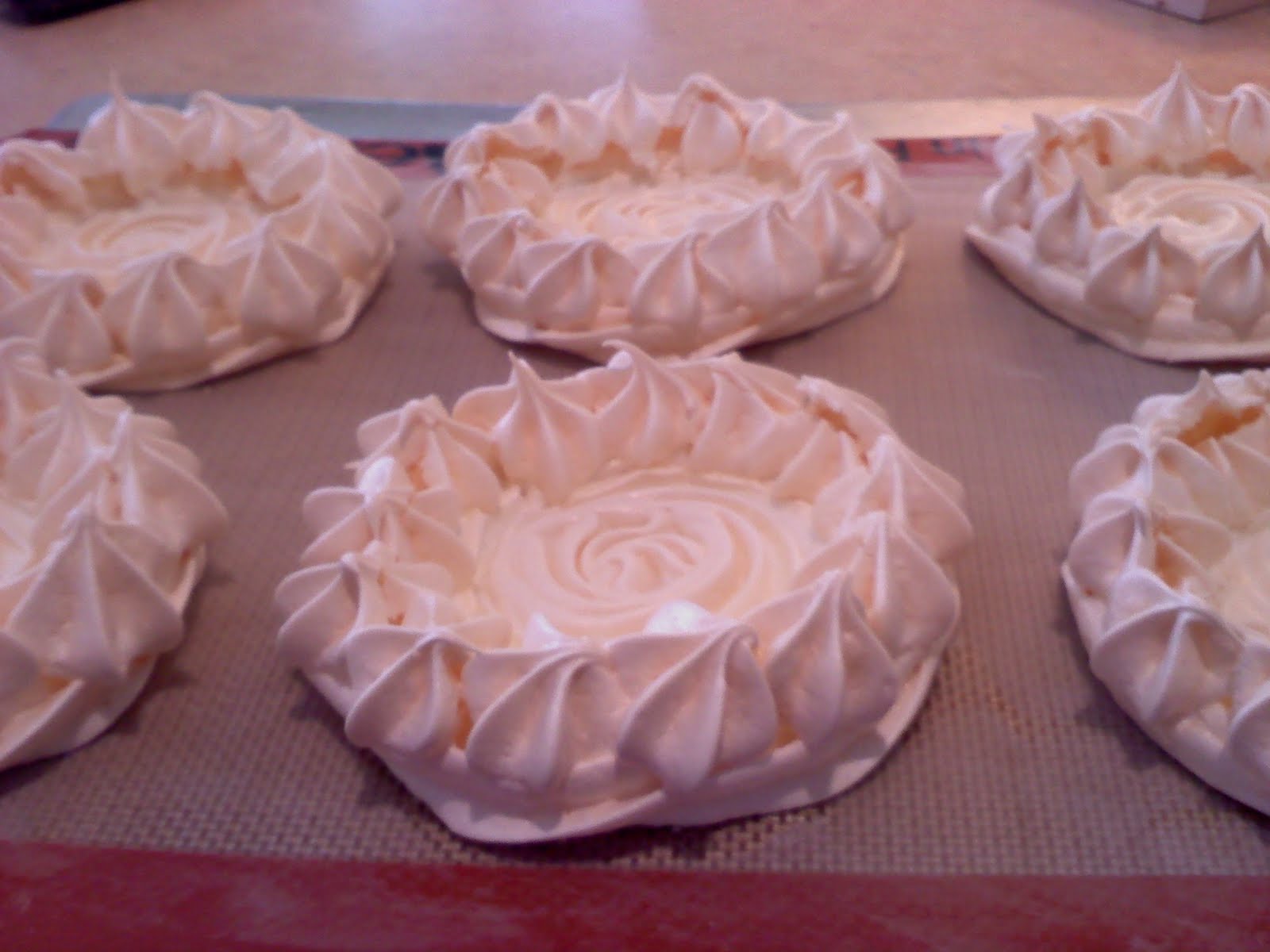 PinchoThis Meringue Shells with Lemon Curd