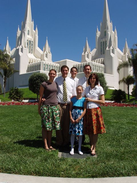 [Dad,+Mom,+Daniel,+Roxy,+Nina,+and+Toph+at+San+Diego+Temple.jpg]