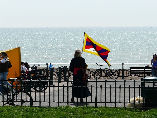 Kind lady leaflets passers by the sea.