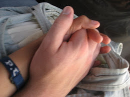 ThE FiRsT timE hE hELD mY hAnD