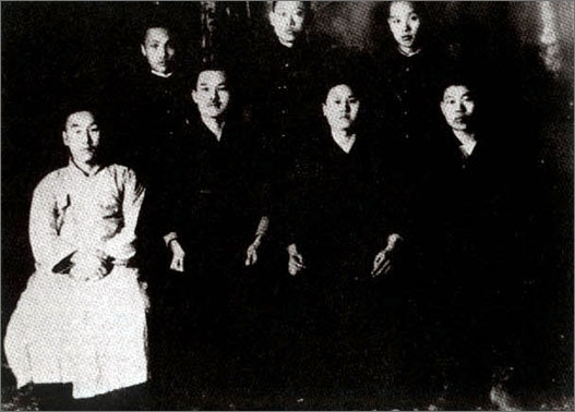 [1919.2.8+Tokyo+independence+declaration+group.jpg]