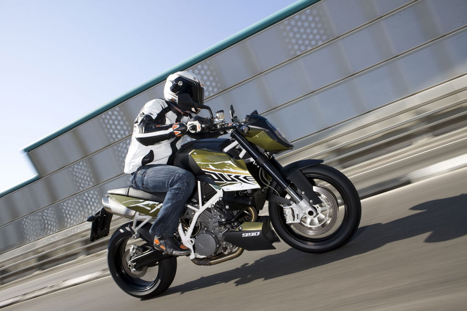 http://4.bp.blogspot.com/_lzmi2F5PX28/TF2AX8-BASI/AAAAAAAABEA/33TJGmzWftA/s1600/2010%20KTM%20990%20Super%20Duke.jpg