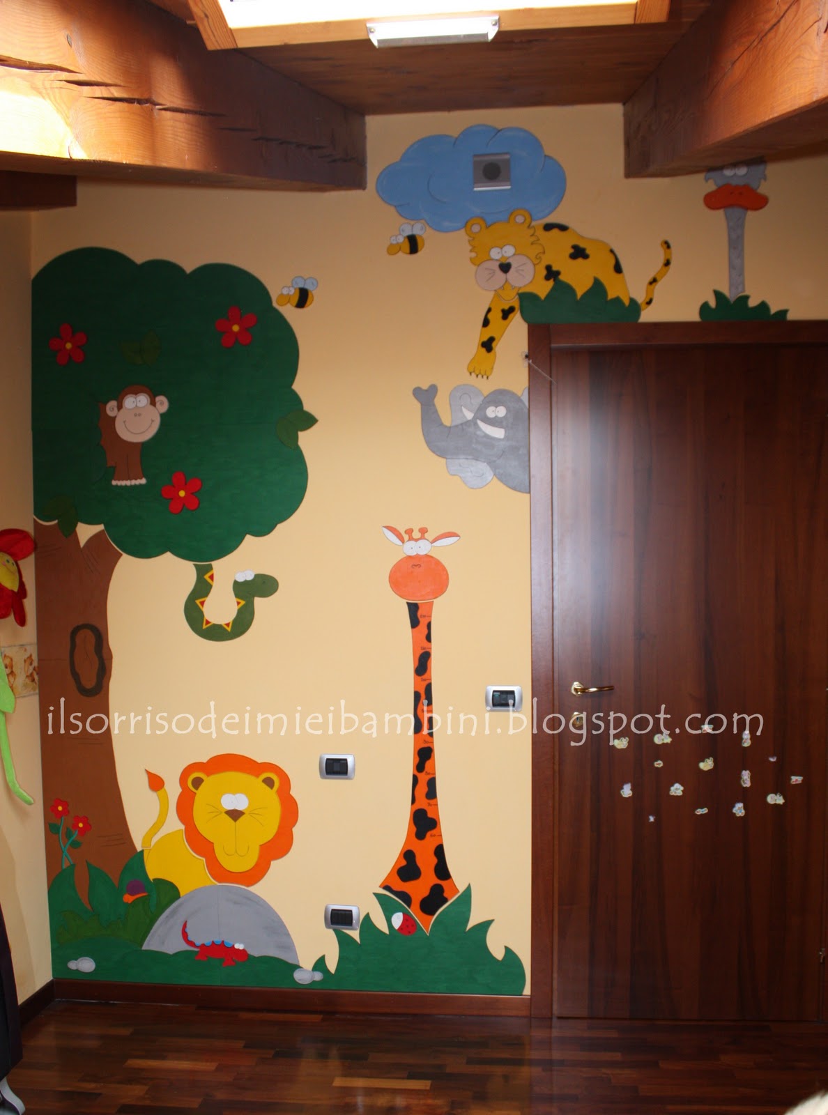 Il sorriso dei miei bambini: decorare la cameretta con il legno Dipingere vecchio armadio