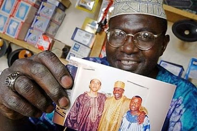 Malik Obama holds photo of brother Barack