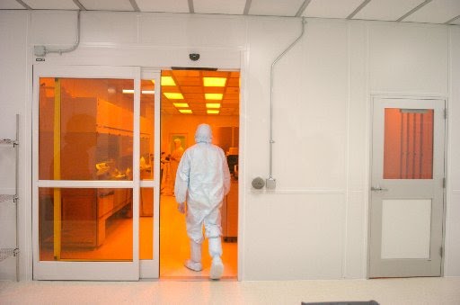 [Clean+room+worker.bmp]