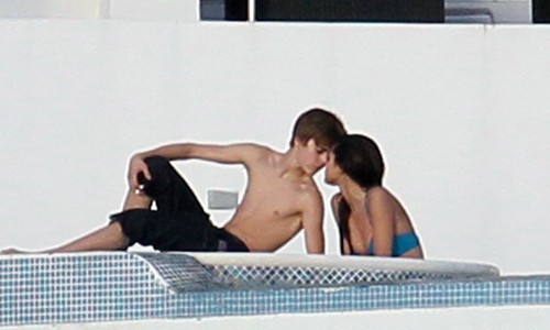 bieber and gomez on yacht. justin ieber and selena gomez