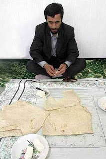 Presiden Iran Mahmoud Ahmadinejad selalu bersarapan pagi dengan roti yang dibuatkan istrinya. Sungguh bersahaja. - Presiden Paling Miskin di Dunia namun Patut dijadikan Teladan - Simbya