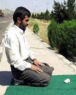 Presiden Iran Mahmoud Ahmadinejad selalu menyegerakan shalat dimanapun berada - Presiden Paling Miskin di Dunia namun Patut dijadikan Teladan - Simbya
