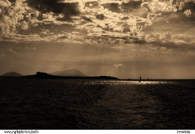 Fotografia dell'isola di Procida in silhoulette. Macchina fotografica Panasonic Lumix DMC FX 7,