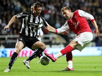 Bendtner Newcastle Arsenal