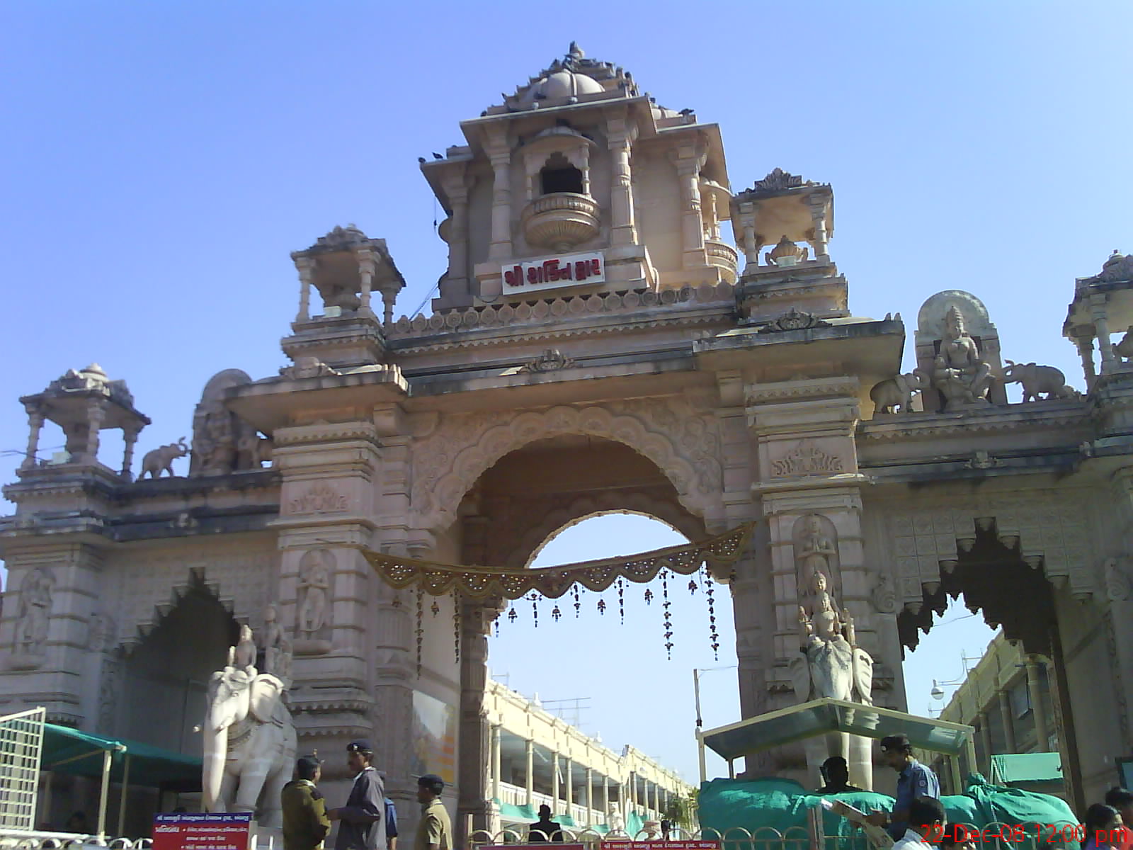 http://4.bp.blogspot.com/_mGkoANc7fi0/TUf0C1vrdcI/AAAAAAAACBM/shPND69HzmA/s1600/dsc02857-main-entrance-ambaji-temple.jpg