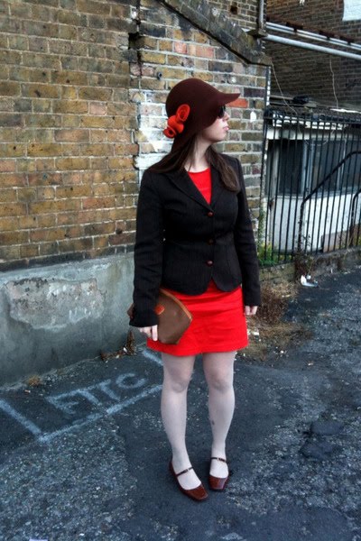 http://4.bp.blogspot.com/_mKn3MI5-_gA/TCYtTJZrjOI/AAAAAAAABIE/5y6_j9WIil0/s1600/orange-moschino-dress-brown-miu-miu-shoes-brown-h-m-vintage-blazer-brown-h_400.jpg