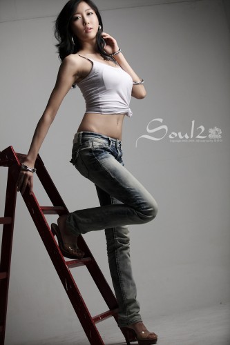 Choi-Byul-I-White-cami-and-jeans-06-333x500.jpg