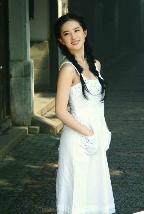 Chinese Celeb Actress Liu Yi Fei