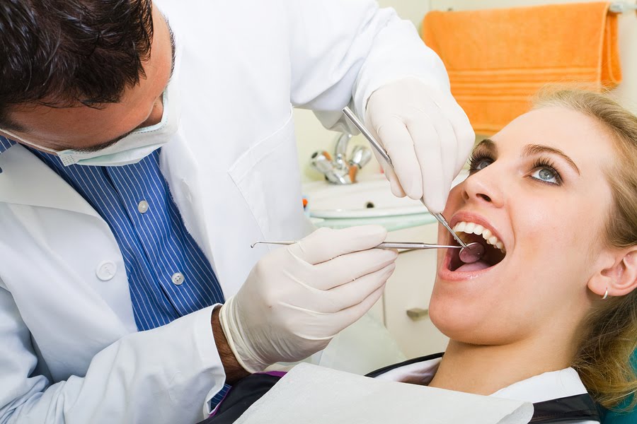 [dentist_checking_patient.jpg]
