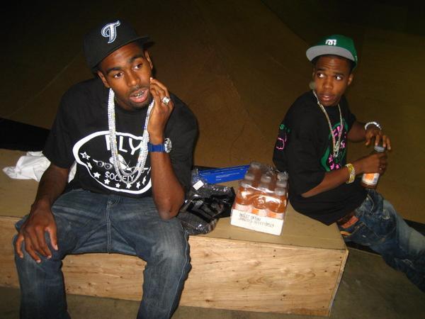 http://4.bp.blogspot.com/_mUNrunACQt8/R1MgYBBiQ5I/AAAAAAAAABU/W8rvGHHtt7A/s1600-R/NEW%2BFLY%2BSOCIETY%2BCHILLING.jpg