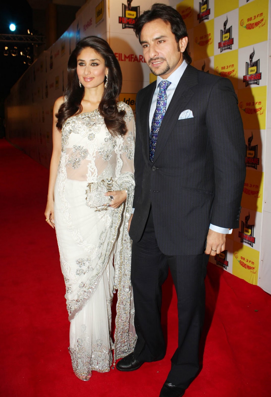 http://4.bp.blogspot.com/_mX3YEjd8UlM/TP4SnoJimfI/AAAAAAAAAXI/STEBNCNiMUk/s1600/kareena-kapoor-and-saif-ali-khan-walking-the-red-carpet-at-the-54th-idea-filmfare-awards-2008.jpg