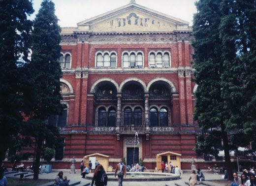 [052-Victoria_and_Albert_Museum_courtyard.jpg]