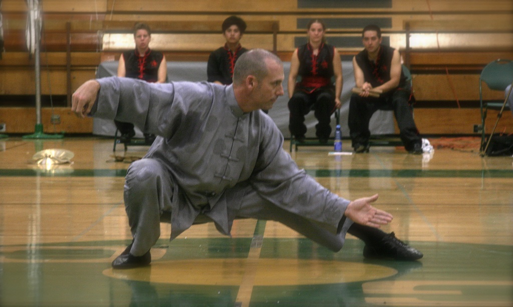 [master-fisher-yang-tai-chi-snake-creeps-low1.jpg]