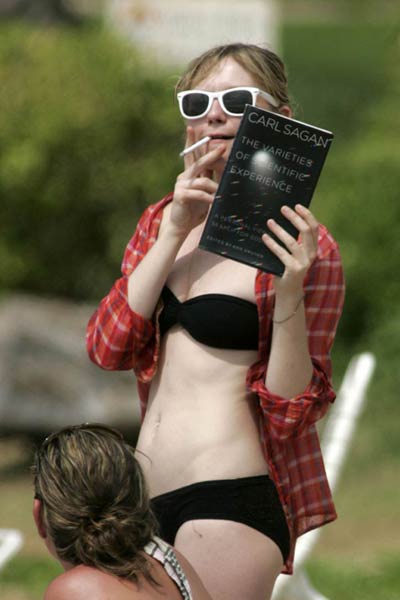 [kirsten-dunst-beach-pale-03-thumb.jpg]