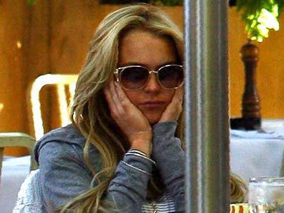[lindsay-lohan-eating-alone-back-00.jpg]