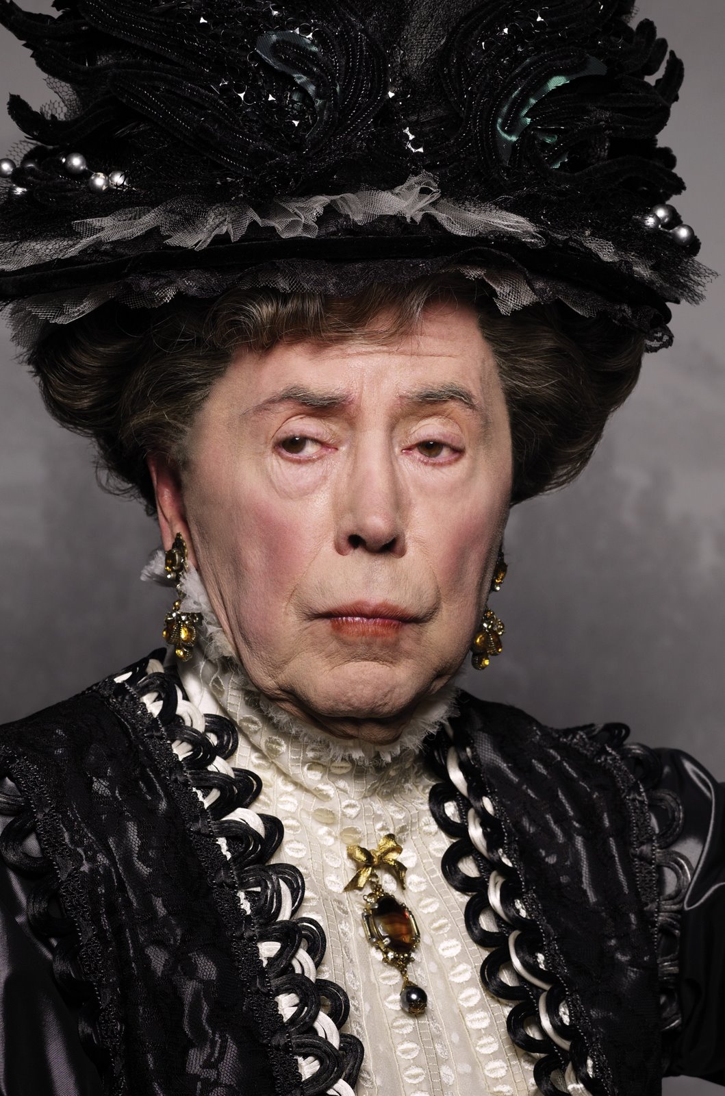 [Brian+Bedford+-+Lady+Bracknell.jpg]