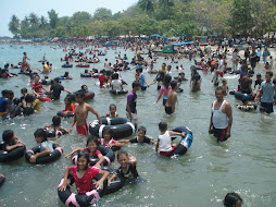 Ribuan Pengunjung berenang di pantai kelapa tujuh