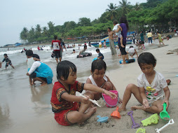Anak - anak tuangkan kreativitas melalui pasir pantai