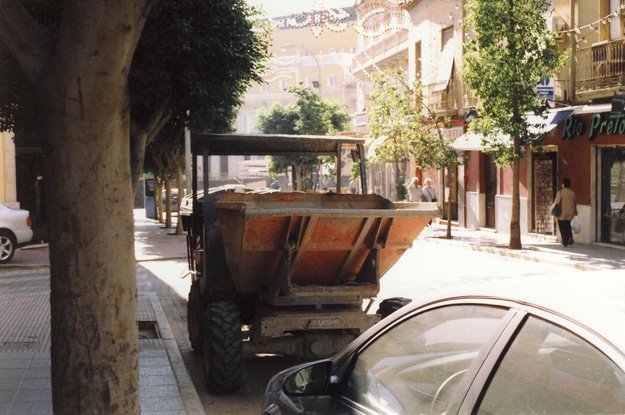 Desde el principio de la calle Pablo Iglesias abajo la Puerta de Purchena.