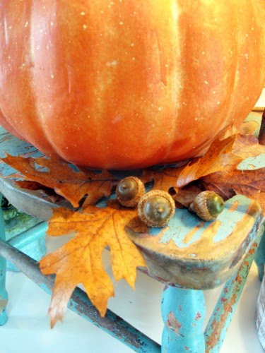 [pumpkin+on+blue+chair.bmp]