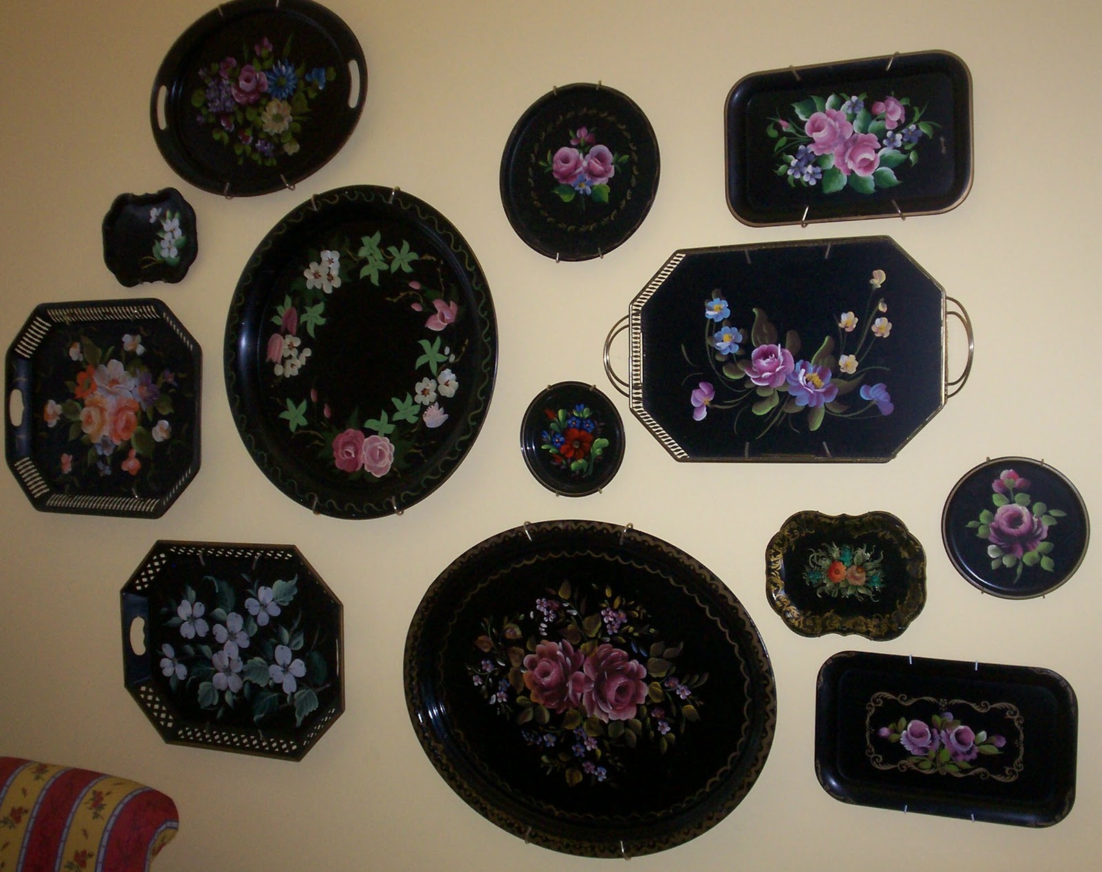 Antiques & Uniques Tole Trays