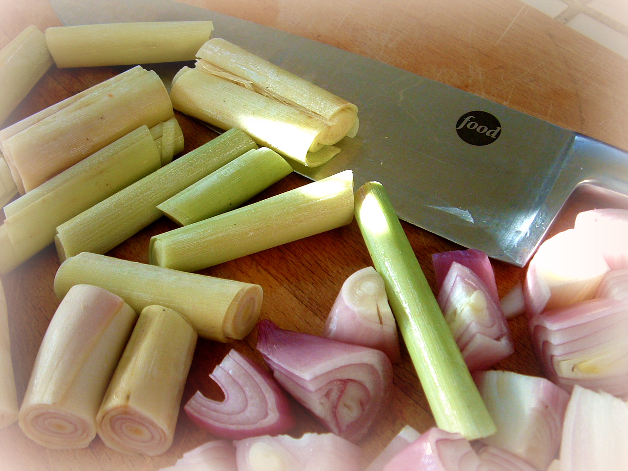 [lemongrass+&+shallots+chopped.jpg]