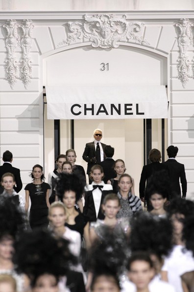 [Paris+Fashion+Week+Chanel+Spring+Summer+2009+4GMRSgxV_N_l.jpg]