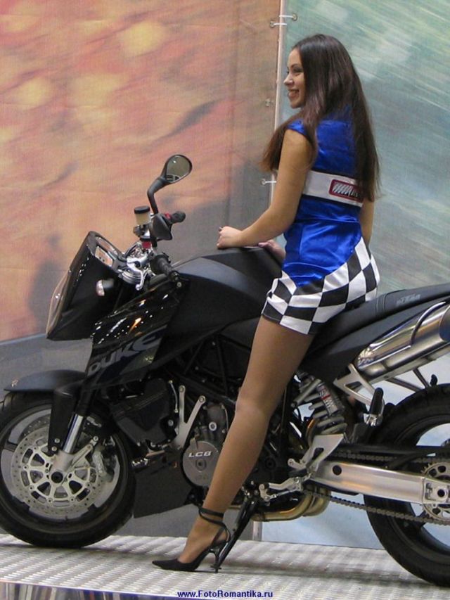 [bike_show_girls_33.jpg]