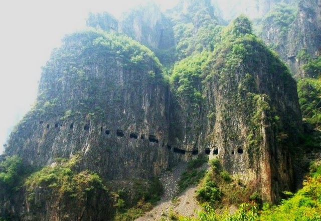 [Worlds_Scariest_Roads_16.jpg]