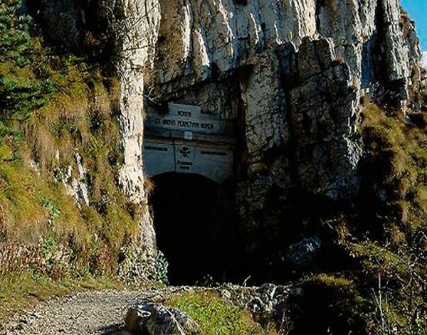 [Worlds_Scariest_Roads_26.jpg]