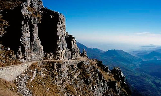 [Worlds_Scariest_Roads_24.jpg]